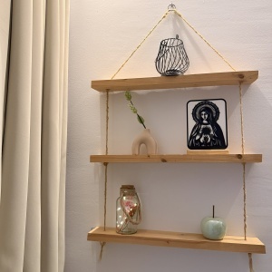 Decoratiune religioasa Fecioara Maria – DECORADI®, Eco-friendly, Baza din Lemn Natural, Design Modern, Alb / Negru 20 cm – Cadou sau Decoratiune de interior spirituala si minimalista, Printat 3D din PLA Eco (plastic biodegradabil) - Img 5