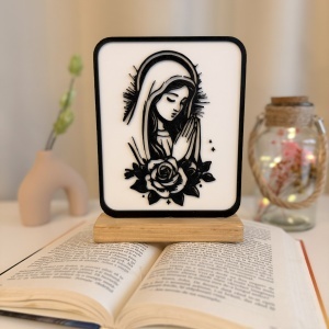 Decoratiune religioasa Fecioara Maria in rugaciune – DECORADI®, Eco-friendly, Baza din Lemn Natural, Design Modern, Alb / Negru 19 cm – Cadou sau Decoratiune de interior spirituala si minimalista, Printat 3D din PLA Eco (plastic biodegradabil)