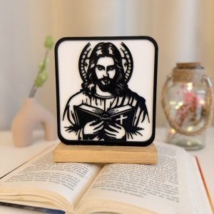 Decoratiune religioasa Iisus Hristos, DECORADI, Baza din lemn natural, Alb/Negru, 17 cm