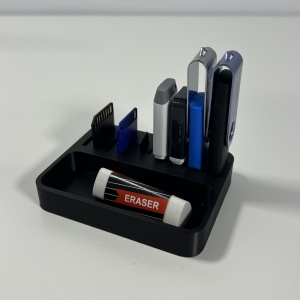 Organizator 4 Memorii USB, 4 Carduri SD, 3 Carduri MicroSD + Minitavita, Multifunctional, Negru, 9 X 7 cm, imprimat 3D din PLA (Bioplastic)