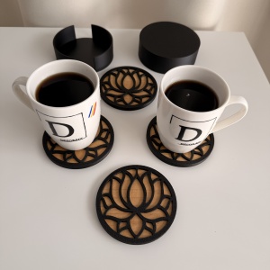 Set 4 suporturi / coastere pahare, Lotus, rotund, diametru 10.5 cm, baza din lemn natural, Negru / Auriu, cutie inclusa, imprimate 3D - Img 5