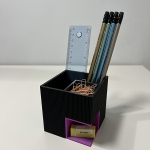 Suport articole birou 2 in 1, Multifunctional, Suport instrumente de scris si accesorii + compartiment inferior fix, Mov/Negru, 8 CM, imprimat 3D din PLA (Bioplastic)