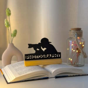 Decoratiune Casa, Fotograf – DECORADI®, Eco-friendly, Baza din Lemn Natural, Design Modern, Negru 10cm – Cadou sau Decoratiune interior ideala pentru iubitorii de fotografie, Printat 3D din PLA ECO (plastic biodegradabil)