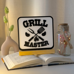 Decoratiune Casa, Grill Master – DECORADI®, Eco-friendly, Baza din Lemn Natural, Design Modern, alb / negru 17cm – Cadou sau Decoratiune de interior ideala pentru iubitorii de gratare, Printat 3D din PLA (plastic biodegradabil)