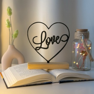 Decoratiune Casa, Inima LOVE – DECORADI®, Eco-friendly, Baza din Lemn Natural, Cadoul Perfect pentru persoana IUBITA, Negru 15cm – Decoratiune de interior cu Design Modern, Printat 3D din PLA Eco (plastic biodegradabil)