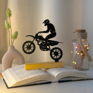 Decoratiune Casa, Motociclist – DECORADI®, Eco-friendly, Baza din Lemn Natural, Design Modern, Negru 17cm – Cadou sau Decoratiune de interior ideala pentru iubitorii de Moto, Printat 3D din PLA ECO(plastic biodegradabil)
