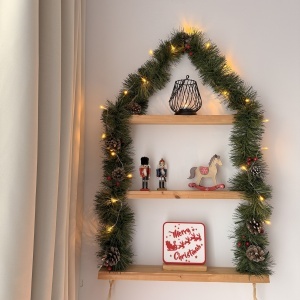 Decorațiune Crăciun, „Merry Christmas”– Eco-friendly, Baza din Lemn Natural, Alb/Rosu, 17cm, Handmade, Decor Interior Birou, Sufragerie, Cadou Crăciun, Printat 3D din PLA Eco (plastic biodegradabil), DECORADI® - Img 5