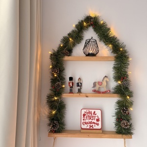 Decorațiune Crăciun, „My First Christmas”– Eco-friendly, Baza din Lemn Natural, Alb/Rosu, 17cm, Handmade, Decor Interior Birou, Sufragerie, Cadou Crăciun, Printat 3D din PLA Eco (plastic biodegradabil), DECORADI® - Img 5