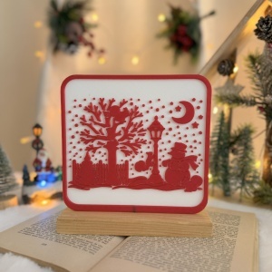 Decorațiune Crăciun, Peisaj de Iarnă – Eco-friendly, Baza din Lemn Natural, Alb/Rosu, 17cm, Handmade, Decor Interior Birou, Sufragerie, Cadou Crăciun, Printat 3D din PLA Eco (plastic biodegradabil), DECORADI®
