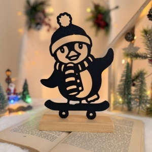 Decorațiune Crăciun, Pinguin pe Skateboard – Eco-friendly, Baza din Lemn Natural, Negru 21.5cm, Handmade, Decor Interior Birou, Sufragerie, Cadou Crăciun, Printat 3D din PLA Eco (plastic biodegradabil), DECORADI®