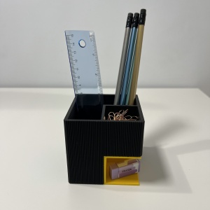 Suport articole birou 2 in 1, Multifunctional, Suport instrumente de scris si accesorii + compartiment inferior fix, Galben/Negru, 8 CM, imprimat 3D din PLA (Bioplastic)