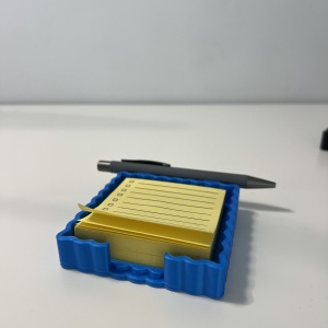 Suport pentru notite de birou cu spatiu dedicat pentru pixuri + sablon pentru liste personalizate, Albastru,9.5 cm, imprimat 3D din PLA (Bioplastic)