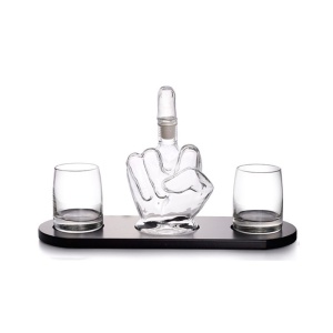 Set Decantor Artistic „The Hand” – Sticlă Sculptată, 2 Pahare și Suport din Lemn Nobil (1000 ml) - Img 3