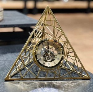 Ceas de Masă Piramidal din Metal – Design Modern și Sofisticat