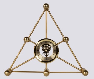 Ceas de Masă Triunghi Geometric Modern – Cadru Metalic Auriu – Cadran Analog cu Cifre Romane – 30.5 cm – Decor de Birou - Img 2
