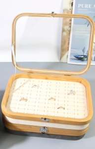 Cutie de Expoziție pentru Inele – Bambus cu Ramă Metalică – Geam de Sticlă – 35x35x8 cm – Expozitor Profesionist