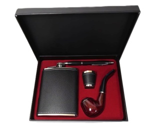 Set Cadou Bărbătesc – Ploscă Metalică 250 ml cu Pahar, Pipă și Pix – Husă Piele Ecologică Neagră – Cutie Cadou - Img 2