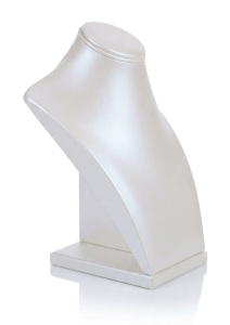 Bust pentru Lanțuri și Pandantive – Satin Alb – 18x14.5 cm – Expozitor Bijuterii - Img 1