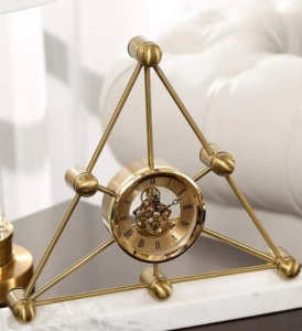 Ceas de Masă Triunghi Geometric Modern – Cadru Metalic Auriu – Cadran Analog cu Cifre Romane – 30.5 cm – Decor de Birou - Img 4