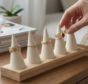 Expozitor pentru 5 Inele – Baza Lemn – Crem sau Maro – 21x5 cm – Eleganță și Organizare - Img 3