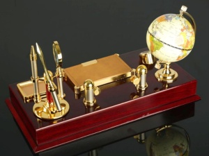 Suport Birou Executive – Lemn Cherry Lucios – Accente Aurii – Glob Rotativ – Ceas Analog – Compartimente Penare – Drawer Velvet - Img 3