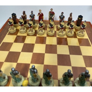 Set de Șah de Colecție „Legionarii Romei” – Arta Strategiei în Lemn și Rășină Pictată Manual - Img 2
