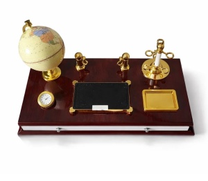 Suport Birou Executive – Lemn Cherry Lucios – Accente Aurii – Glob Rotativ – Ceas Analog – Compartimente Penare – Drawer Velvet