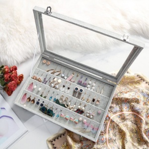 Cutie de prezentare pentru pandantive și cercei – Capac geam (plexiglas) – Interior catifea gri – 56 compartimente