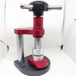 Presă Profesională pentru Capace/Geamuri de Ceas pe Filet – WZ1883 – 1,9 kg – Găuri pentru Fixare pe Banc - Img 3