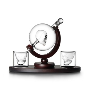 Set pentru Cognac, Whiskey Sticla-decantor Cap de Mort si 2 pahare