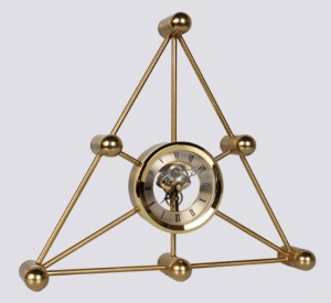 Ceas de Masă Triunghi Geometric Modern – Cadru Metalic Auriu – Cadran Analog cu Cifre Romane – 30.5 cm – Decor de Birou