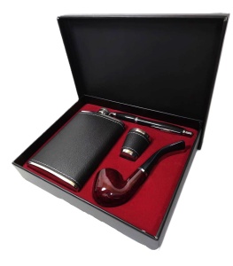 Set Cadou Bărbătesc – Ploscă Metalică 250 ml cu Pahar, Pipă și Pix – Husă Piele Ecologică Neagră – Cutie Cadou