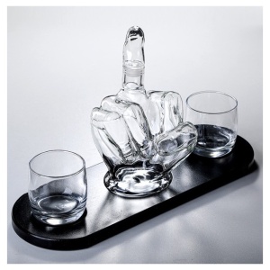 Set Decantor Artistic „The Hand” – Sticlă Sculptată, 2 Pahare și Suport din Lemn Nobil (1000 ml) - Img 6