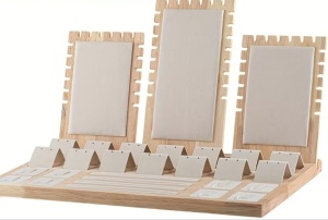 Set Expozitor Bijuterii din Lemn – 60 Piese – Inele, Cercei, Brățări și Coliere – 39x23x23.5 cm