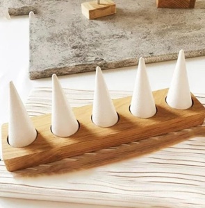 Expozitor pentru 5 Inele – Baza Lemn – Crem sau Maro – 21x5 cm – Eleganță și Organizare - Img 2