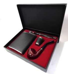 Set Cadou Bărbătesc – Ploscă Metalică cu Mini Pahar, Pipă și Pix – Husă Piele Neagră – Cutie Cadou