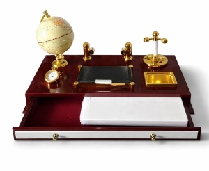 Suport Birou Executive – Lemn Cherry Lucios – Accente Aurii – Glob Rotativ – Ceas Analog – Compartimente Penare – Drawer Velvet - Img 2