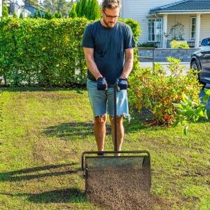 Răspânditor Compost de 75L cu Mâner Reglabil în Formă de T din Metal Negru - Img 2