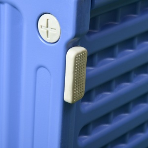 Cușcă Ridicată pentru Câini de Talie Mică cu Intrare și 2 Deschideri Laterale, Cușcă de Exterior Antiderapantă din Polietilenă, Ușor de Curățat, 60x42x40 cm, Albastru și Alb - Img 8
