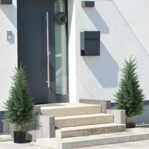 Set 2 Plante Artificiale de Chiparos cu 362 Frunze și Ghiveci cu Ciment și Mușchi, Plante Rezistente la UV, Ø40x90 cm, Verde - Img 8