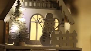 Calendar LED Crăciun cu cuburi, casă, din lemn, cu baterii - Img 2