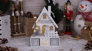 Calendar LED Crăciun cu cuburi, casă, din lemn, cu baterii