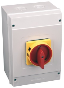 Întrerupător separator de siguranţă cu zăvorâre, în carcasă