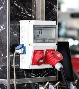 Panou echipat 2 prize 4 poli 32A si 2 prize monofazice 16A tablou electric industrial 10 module organizare de santier IP44 cu protectie diferentiala - Img 3