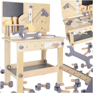 Atelier din lemn cu unelte pe o masă DIY set