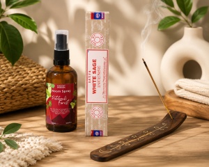Set Cadou „Casă Parfumată” – Spray Patchouli Forest, Bețișoare White Sage & Suport din Lemn