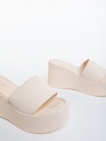 Γυναικείες παντόφλες με πλατφόρμα μπεζ από οικολογικό δέρμα Eudara - Img 5