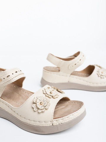 Γυναικεία σανδάλια μπεζ από οικολογικό δέρμα Vidasha - Img 5