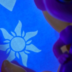WOW! Pods - Figurină Disney Princess Rapunzel cu POD Hexagonal UV & Senzor IR, Lumini Interactive, Colecționabilă - Img 4