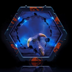 WOW! Pods - Figurină Dinozaur Triceratops cu POD Hexagonal UV, Senzor IR & Efecte Sonore, Colecționabilă - Img 5